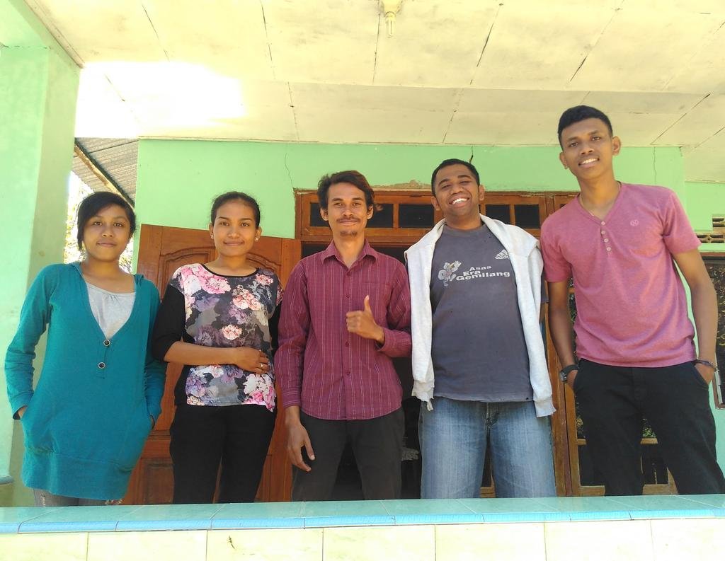 Christian Dicky Senda bersama relawan #kerjabarengwarga Mollo di Lakoat.Kujawas coworking space (Foto: Dicky Senda)